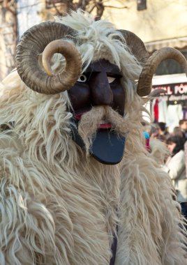 Maskeli Mohacsi Busojaras karnavalında tanımlanamayan kişi