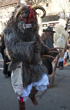 Maskeli Mohacsi Busojaras karnavalında tanımlanamayan kişi