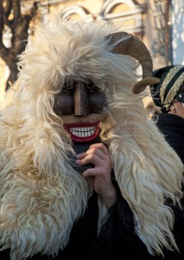 Maskeli Mohacsi Busojaras karnavalında tanımlanamayan kişi