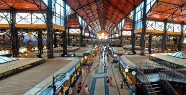 İnsanlar büyük Market Hall, Macaristan'da alışveriş
