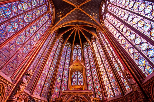 Inre av det berömda Saint Chapelle — Stockfoto