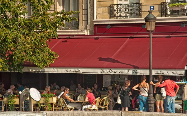パリの古い町の典型的なバー — ストック写真