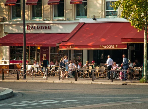 Bar tipico nel centro storico di Parigi — Foto Stock
