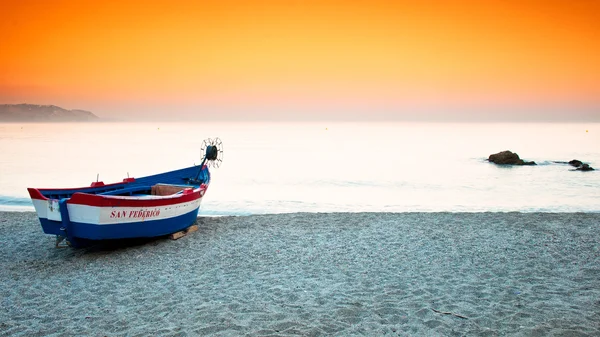 Boot op strand bij zonsondergang — Stockfoto