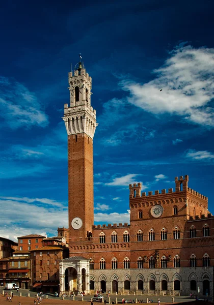 Campo Square Mangia Towerin kanssa, Siena — kuvapankkivalokuva