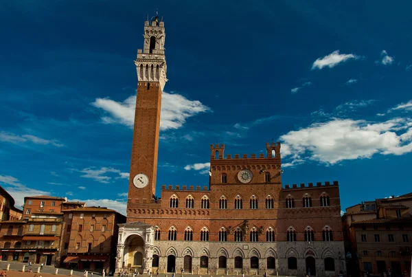 Campo Square Mangia Towerin kanssa, Siena — kuvapankkivalokuva
