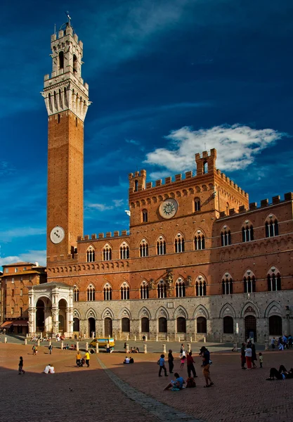 Praça do Campo com Torre Mangia, Siena — Fotografia de Stock