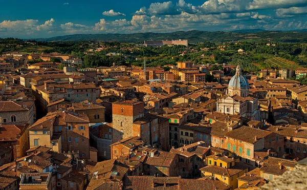 Pěkný výhled na staré město Siena — Stock fotografie
