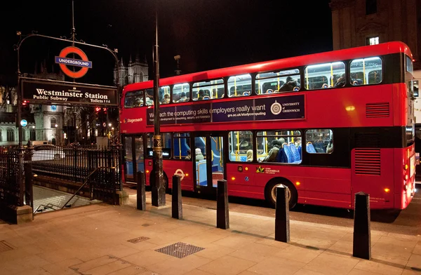 Typischer roter Bus in London — Stockfoto