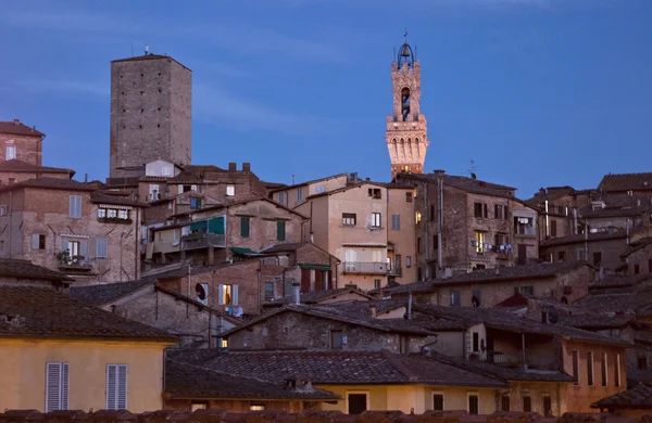 Casas agradáveis na cidade velha de Siena — Fotografia de Stock