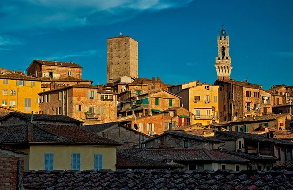 Pěkné domy ve starém městě Siena — Stock fotografie