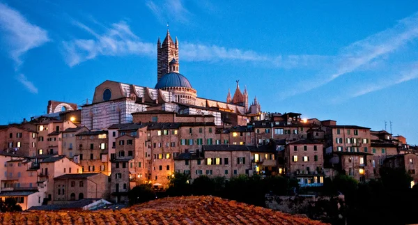 Pěkné domy ve starém městě Siena — Stock fotografie