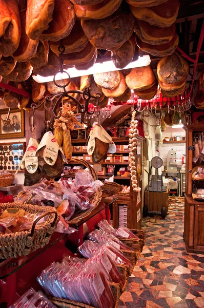 Loja de queijo e carne — Fotografia de Stock