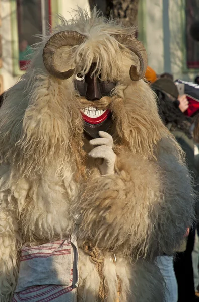 Persone non identificate in maschera al carnevale di Mohacsi Busojaras — Foto Stock