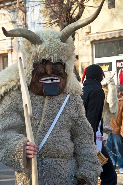 Persone non identificate in maschera al carnevale di Mohacsi Busojaras — Foto Stock