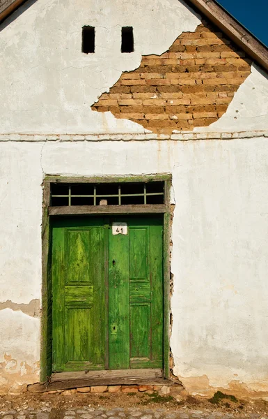 Stare drzwi piwnicy z winami — Zdjęcie stockowe