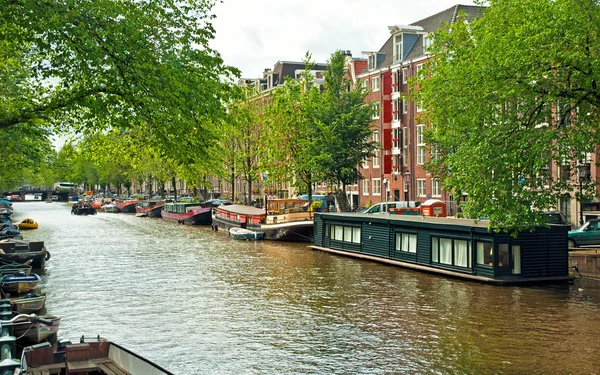 Kanäle von Amsterdam und Straßen — Stockfoto