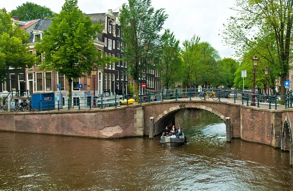 Kanály Amsterdamu a ulice — Stock fotografie