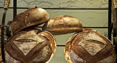 Raflarda karanlık ekmek loafs