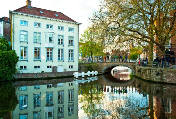 Kanalerna i Amsterdam och gator — Stockfoto