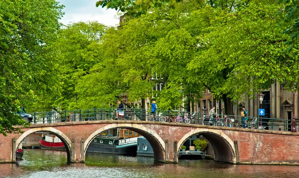 Kanály Amsterdamu a ulice — Stock fotografie