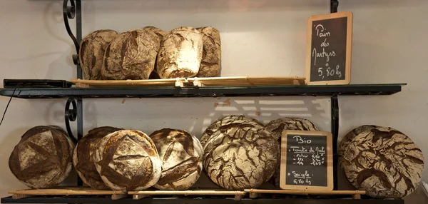 Loafs donker brood op de planken — Stockfoto