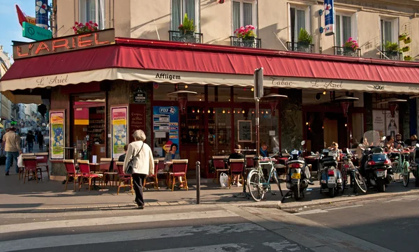 Bar típico na cidade velha de Paris — Fotografia de Stock