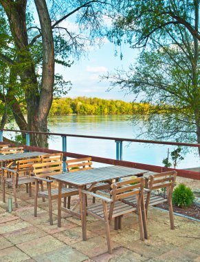 Nehrin bir restoranda Teras