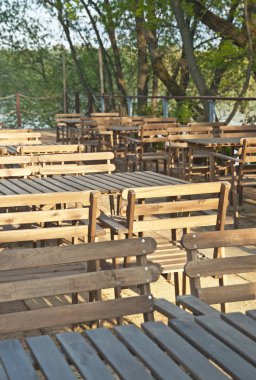 Nehrin bir restoranda Teras