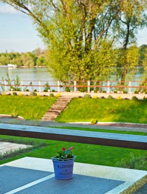 Nehrin bir restoranda Teras