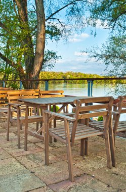 Nehrin bir restoranda Teras