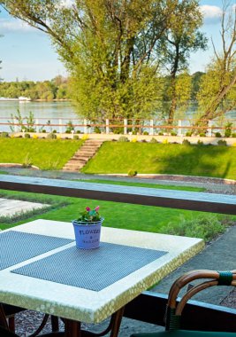 Nehrin bir restoranda Teras