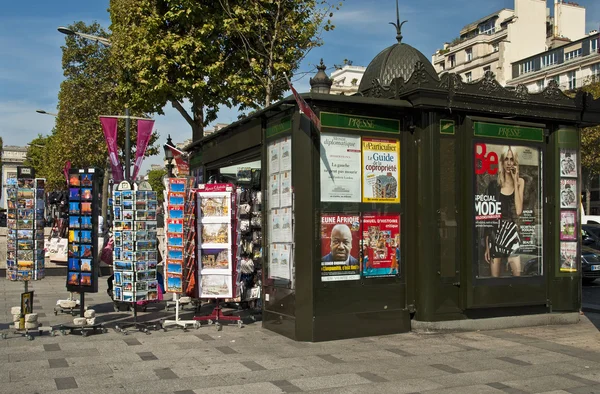 Zeitungskiosk am Boulevard in Paris — Stockfoto