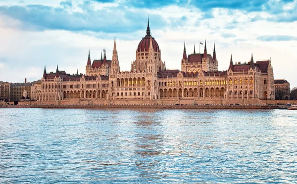 Парламент Венгрии на рассвете — стоковое фото