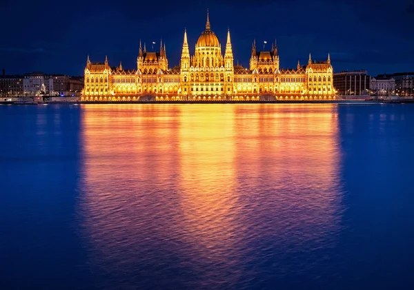 Węgierski parlament o świcie — Zdjęcie stockowe