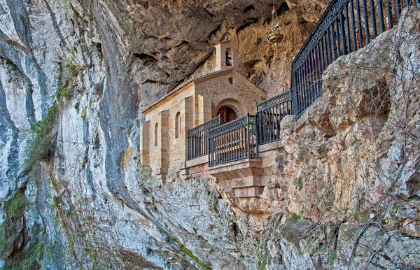 Kerk in rock kooi — Stockfoto