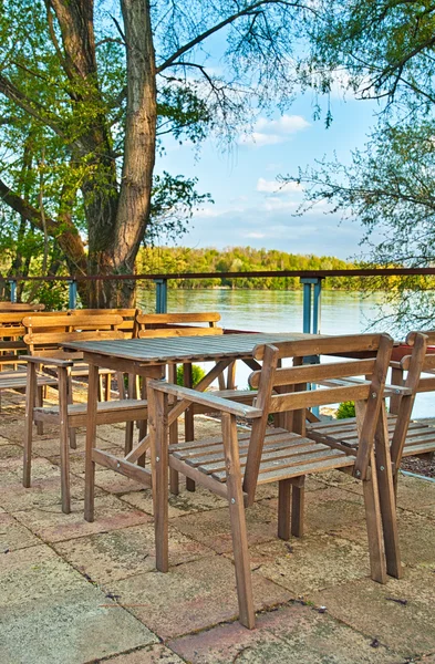 강에 있는 레스토랑의 테라스 — 스톡 사진