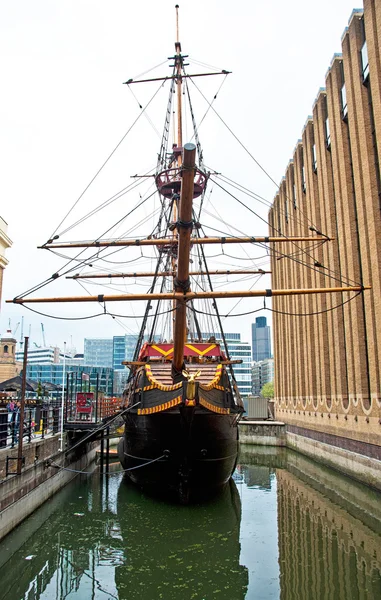 Replik av Golden Hind i London — Stockfoto