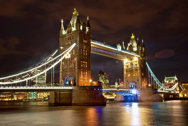 Berühmte Tower Bridge in London — Stockfoto