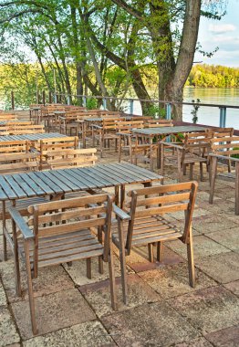 Nehrin bir restoranda Teras