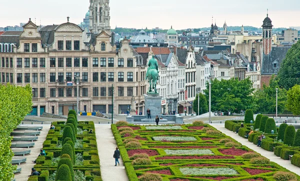 Nice park in Brussels on bright day — Stock Photo, Image