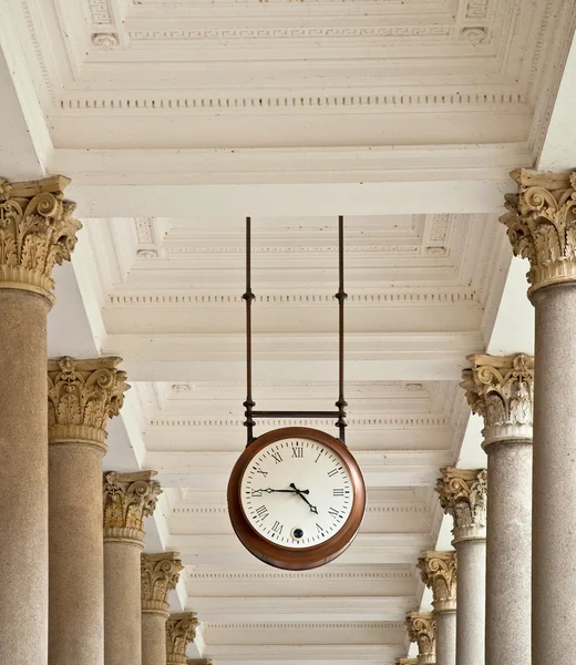 Vintage-Uhr mit Säulen — Stockfoto