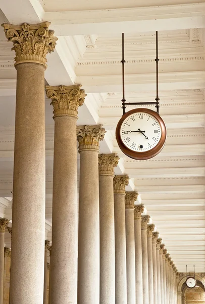 Vintage-Uhr mit Säulen — Stockfoto