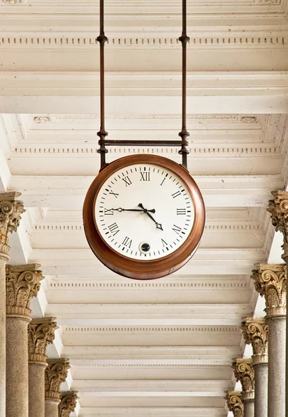 Vintage horloge met kolommen — Stockfoto