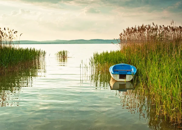 Barevný západ slunce na jezeře Balaton — Stock fotografie