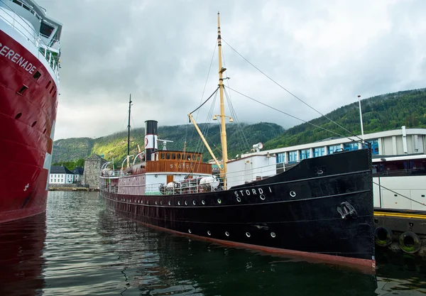 Schepen en jachten in de haven van Bergen — Stockfoto