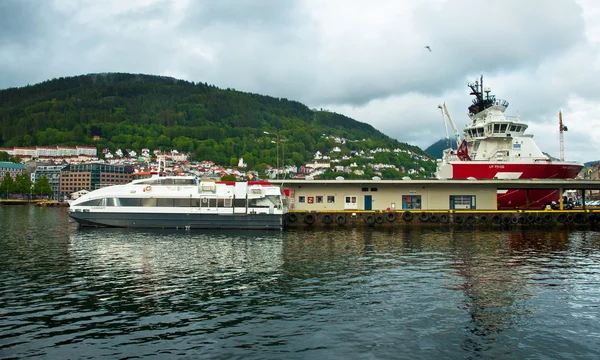 Statki i jachty w porcie Bergen — Zdjęcie stockowe