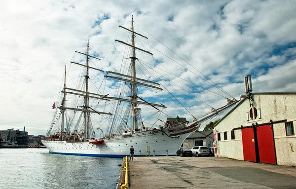 Navi e yacht nel porto di Bergen — Foto Stock