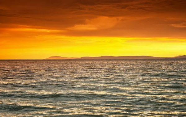 Coucher de soleil coloré à Balaton — Photo