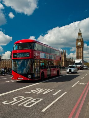 Tipik kırmızı otobüs ve Londra'nın siyah taksi